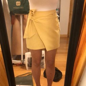 Aritzia wrap skirt size 6 yellow plaid NWT